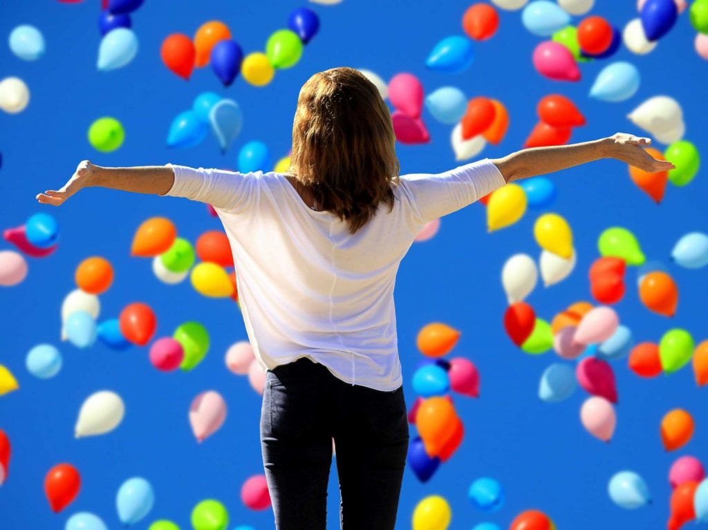 lebensfreude-frau-himmel-voller-luftballons